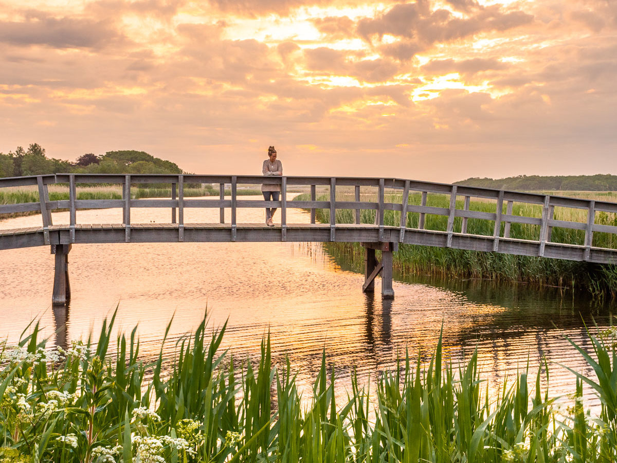 Frau steht auf Brücke auf Texel