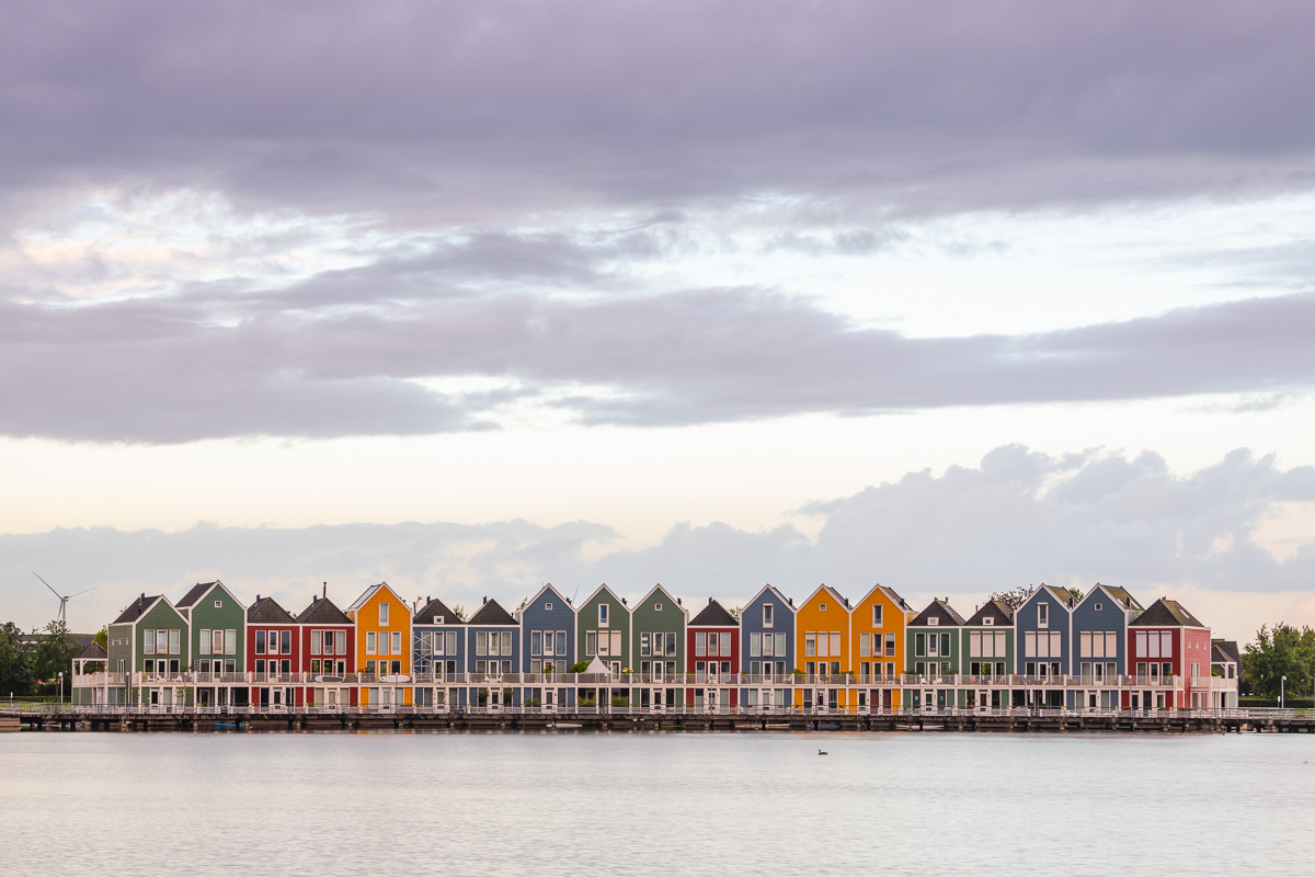 Bunte Häuser am holländischen Gewässer