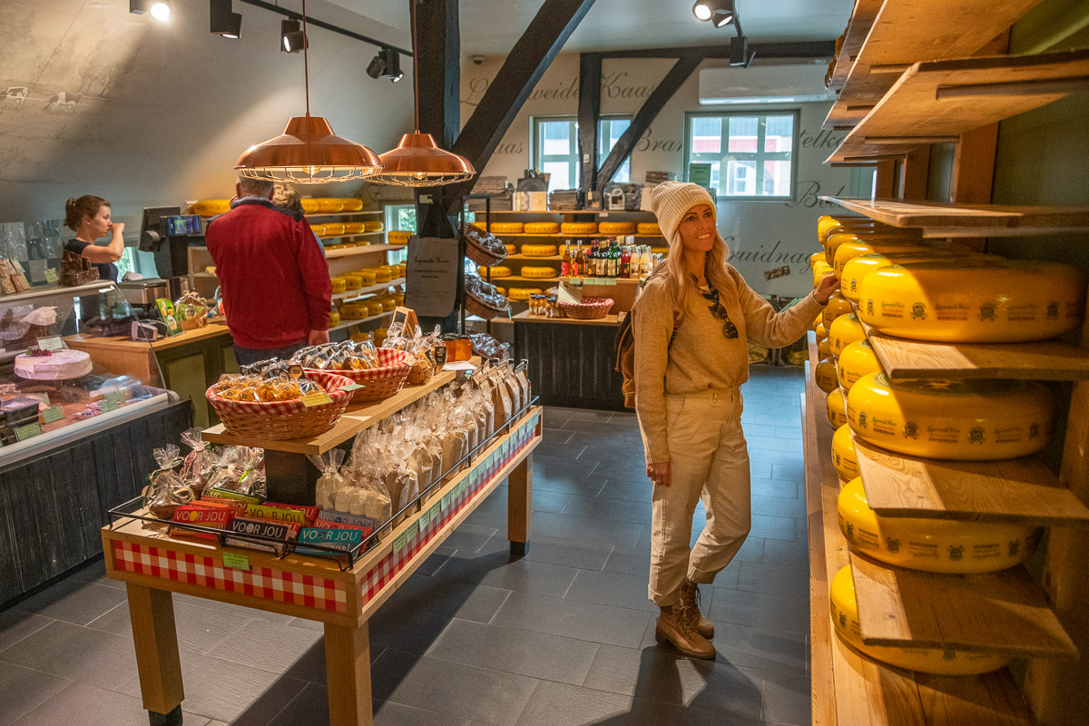 Frau steht in einer Käserei in Holland