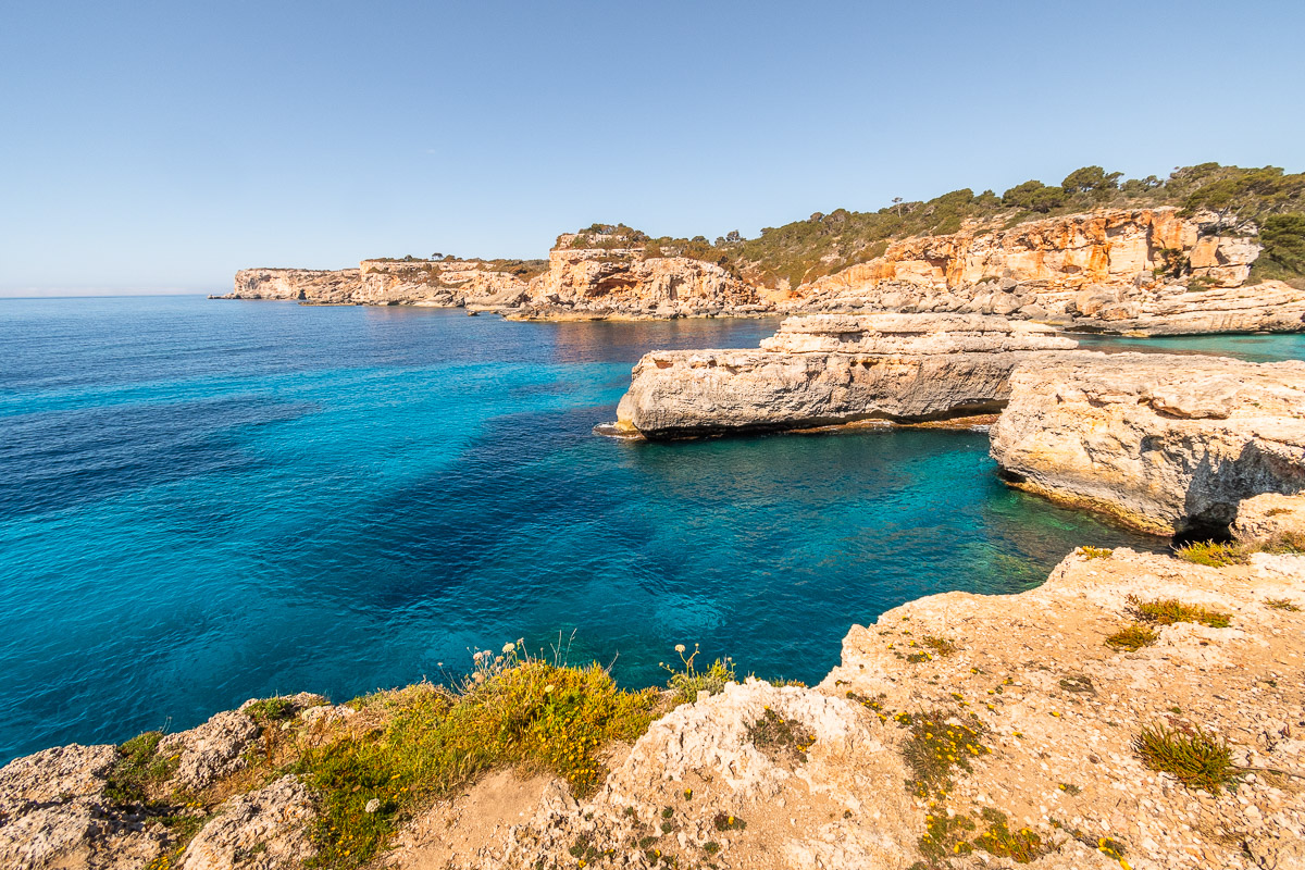 Blaue Wasserfarbe auf Mallorca