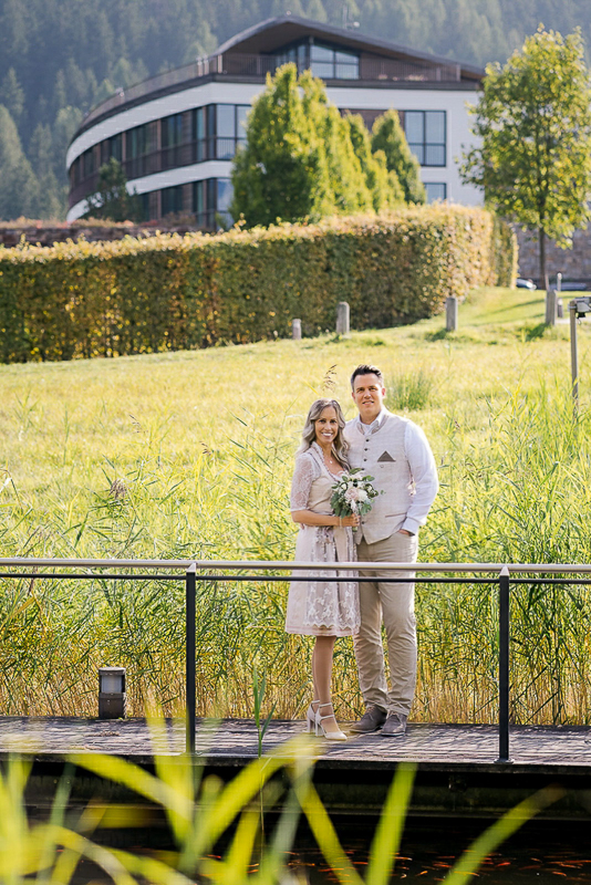 Eheleute stehen in Bayern in der Natur