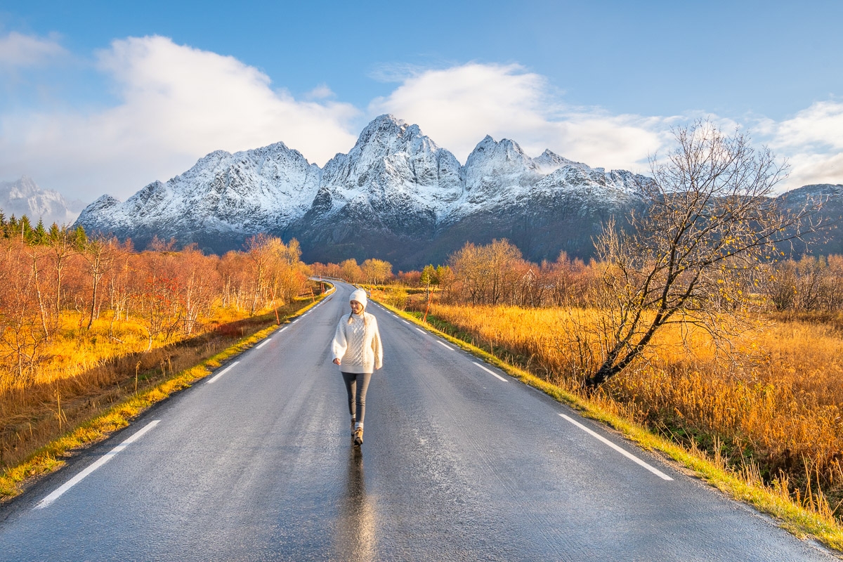 Frau geht auf einer Straße in der Natur Norwegens